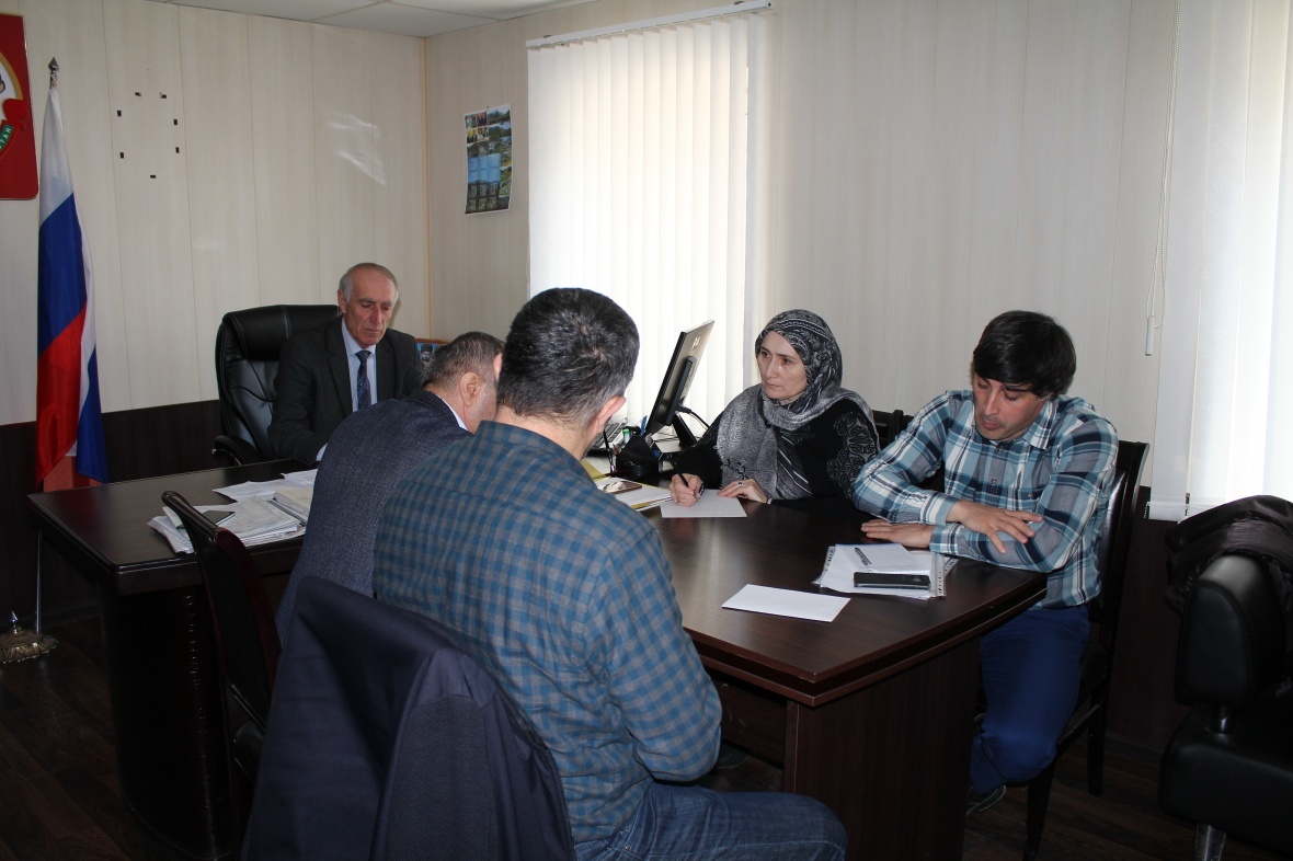 Магомед Омаров провел совещание с некоторыми директорами школ района